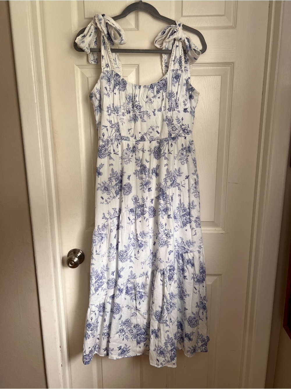 Francesca's Collections White & Blue Floral Tie-Shoulder Maxi Dress